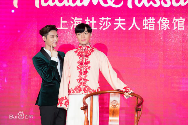 张艺兴(LAY，レイ)杜莎夫人蜡像馆前后照片