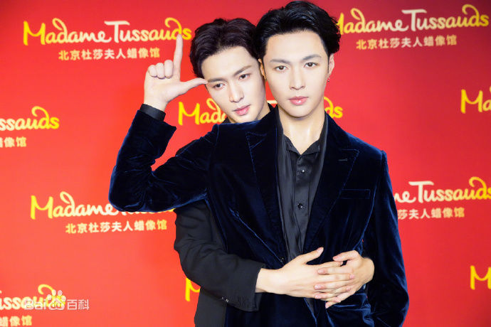 张艺兴(LAY，レイ)杜莎夫人蜡像馆前后照片