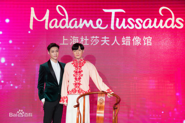 张艺兴(LAY，レイ)杜莎夫人蜡像馆前后照片