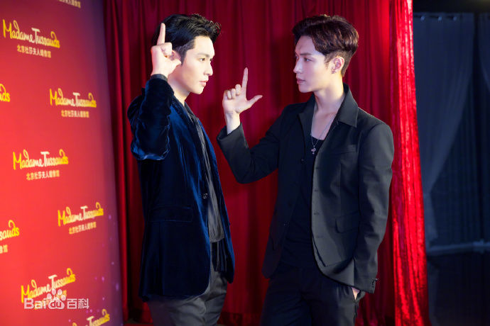 张艺兴(LAY，レイ)杜莎夫人蜡像馆前后照片