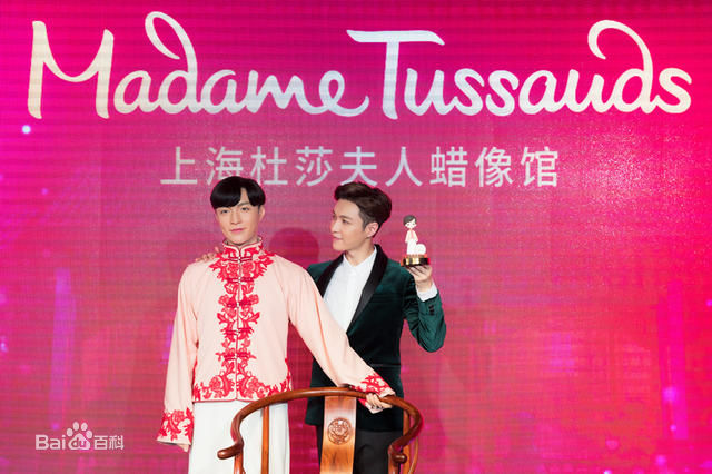 张艺兴(LAY，レイ)杜莎夫人蜡像馆前后照片