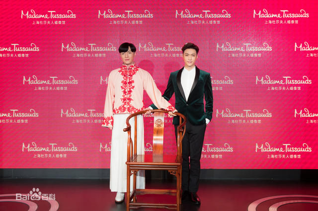张艺兴(LAY，レイ)杜莎夫人蜡像馆前后照片