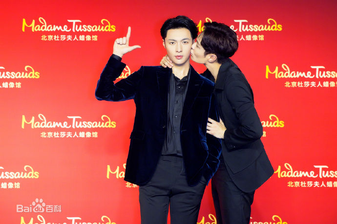 张艺兴(LAY，レイ)杜莎夫人蜡像馆前后照片