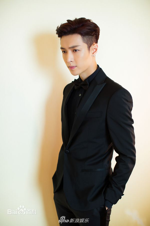 张艺兴(LAY，レイ)芭莎慈善夜壁纸壁纸