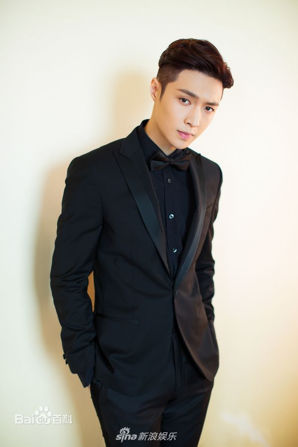 张艺兴(LAY，レイ)芭莎慈善夜壁纸壁纸