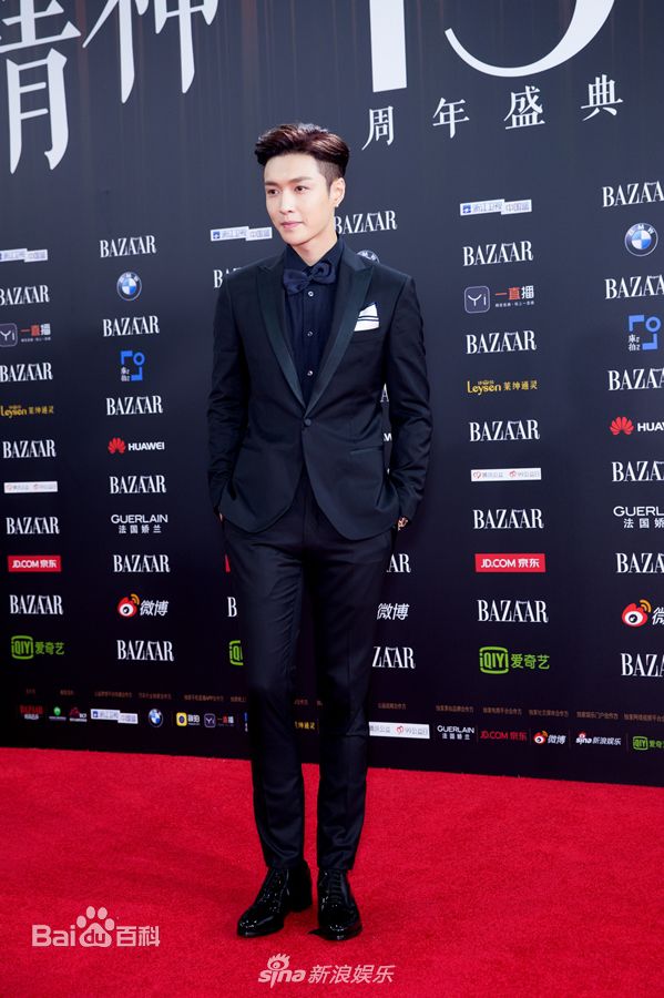 张艺兴(LAY，レイ)芭莎慈善夜壁纸壁纸