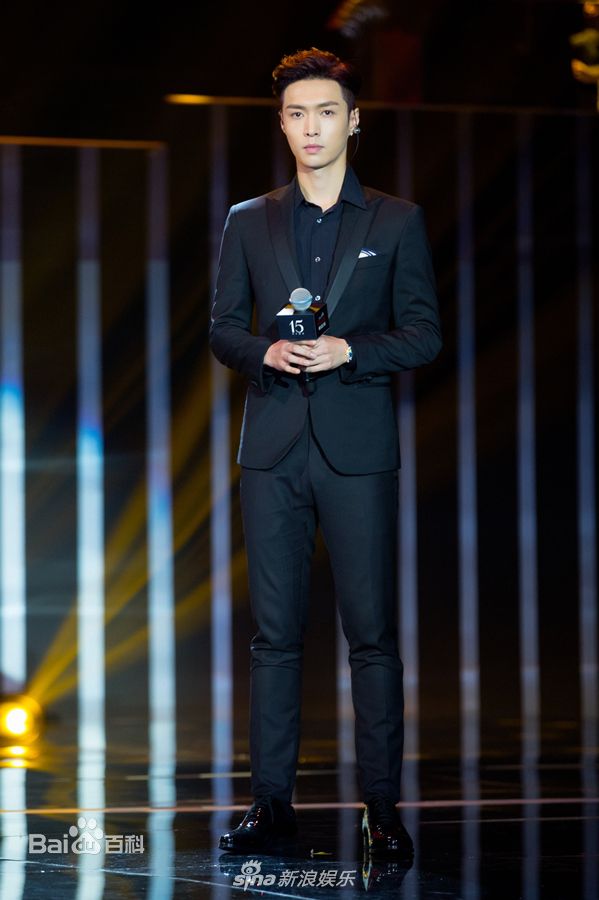 张艺兴(LAY，レイ)芭莎慈善夜壁纸壁纸