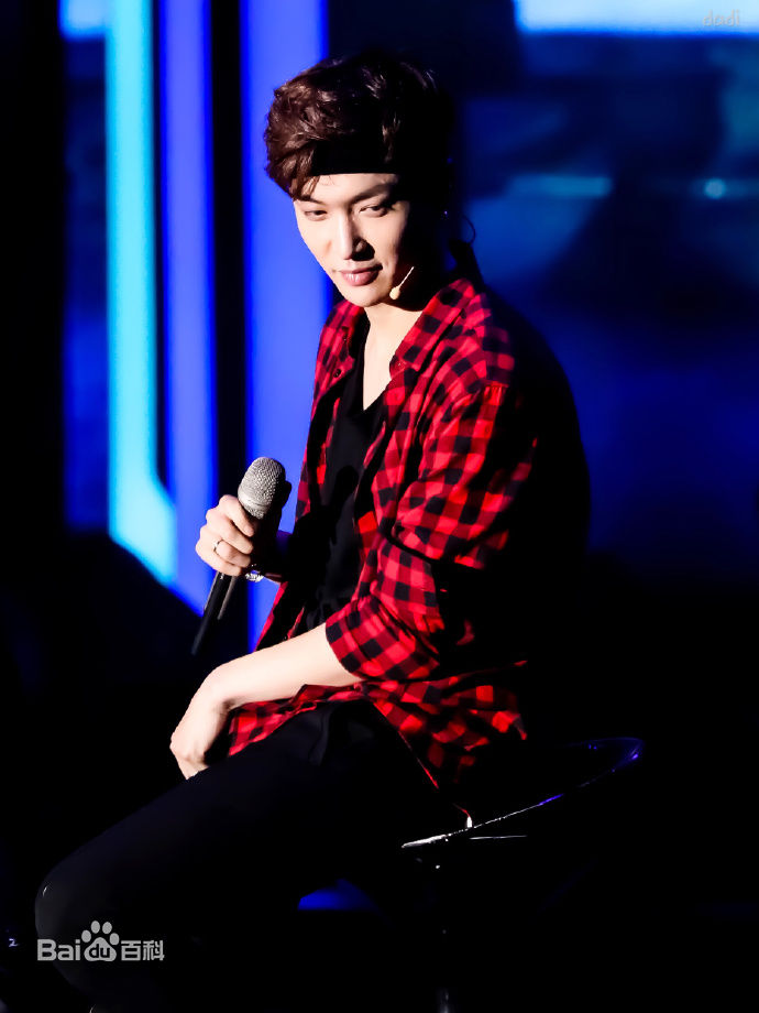 张艺兴(LAY，レイ)事业版图发布会生活照