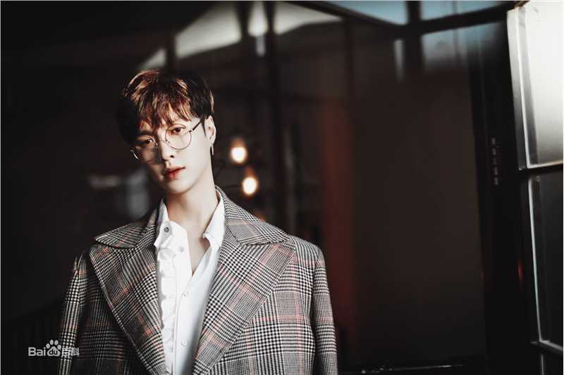 最全张艺兴(LAY，レイ)在专辑《Winter Special Gift》中的壁纸