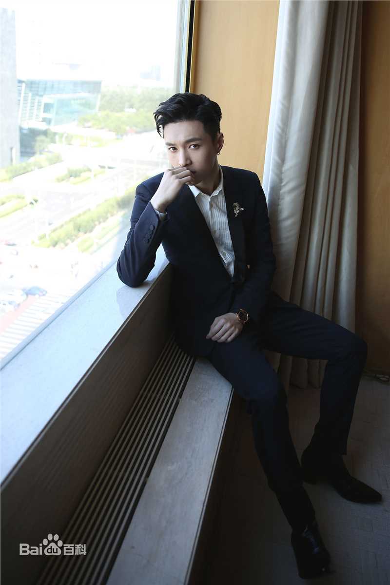 张艺兴(LAY，レイ)活动 时尚芭莎明星慈善夜性感图片图集