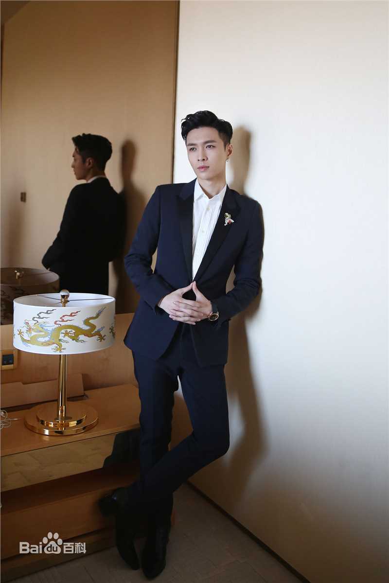 张艺兴(LAY，レイ)活动 时尚芭莎明星慈善夜性感图片图集