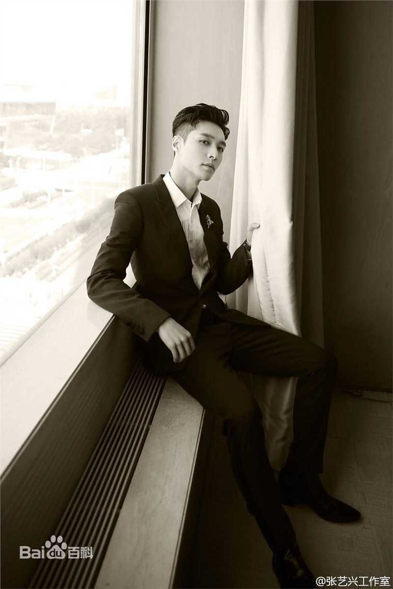 张艺兴(LAY，レイ)活动 时尚芭莎明星慈善夜性感图片图集