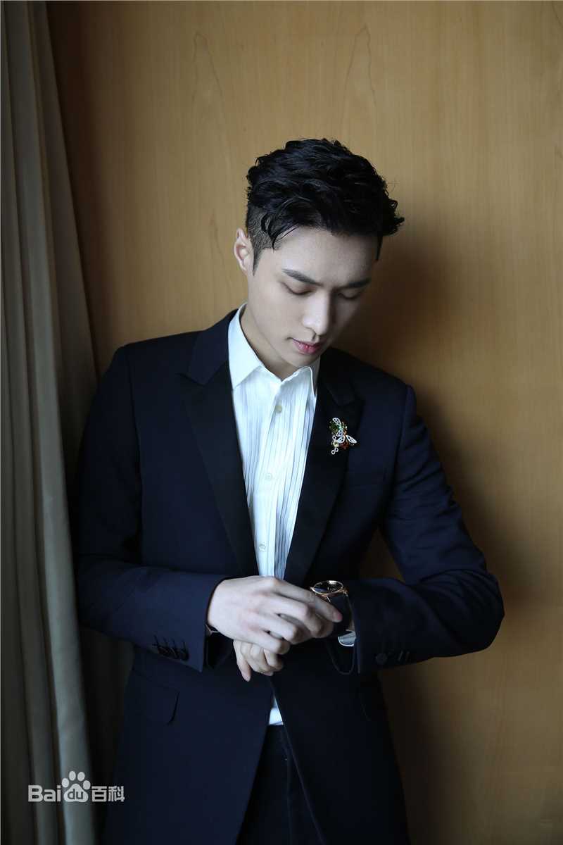 张艺兴(LAY，レイ)活动 时尚芭莎明星慈善夜性感图片图集