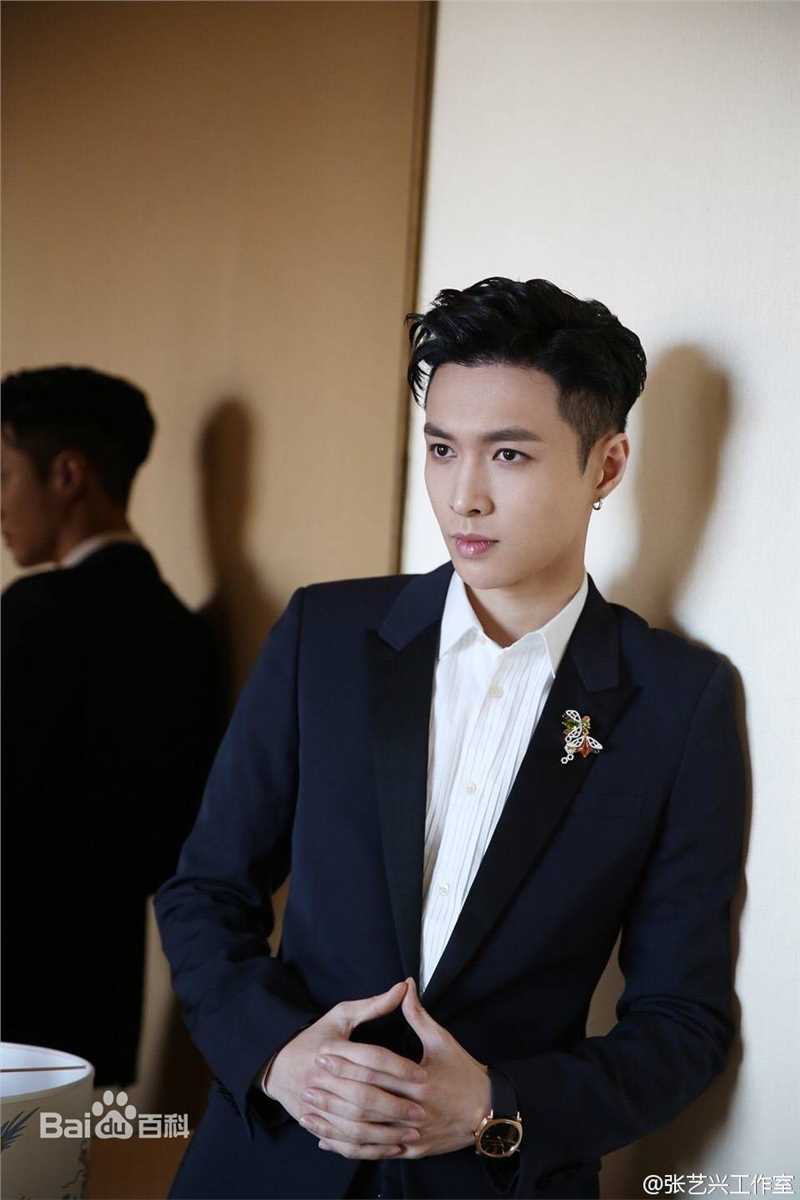 张艺兴(LAY，レイ)活动 时尚芭莎明星慈善夜性感图片图集