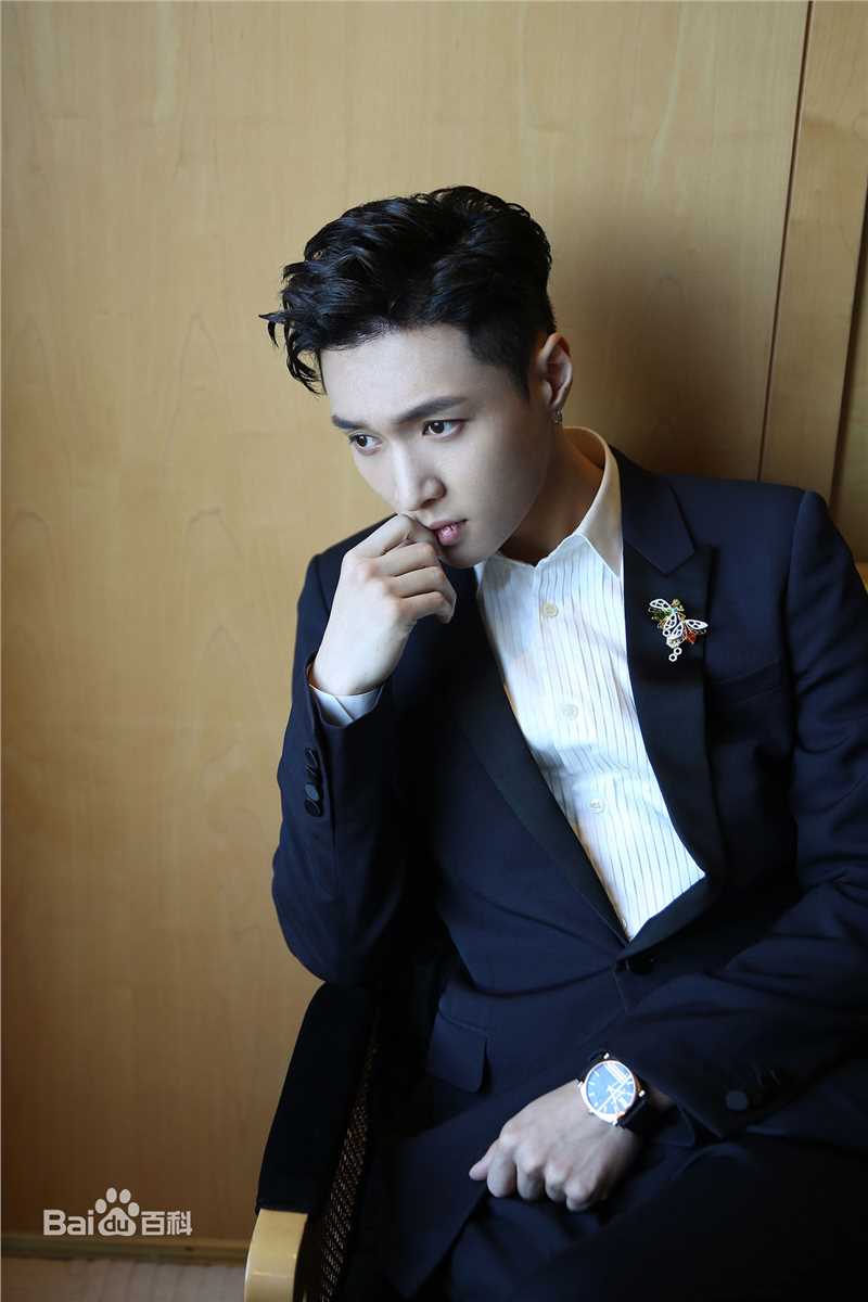 张艺兴(LAY，レイ)活动 时尚芭莎明星慈善夜性感图片图集