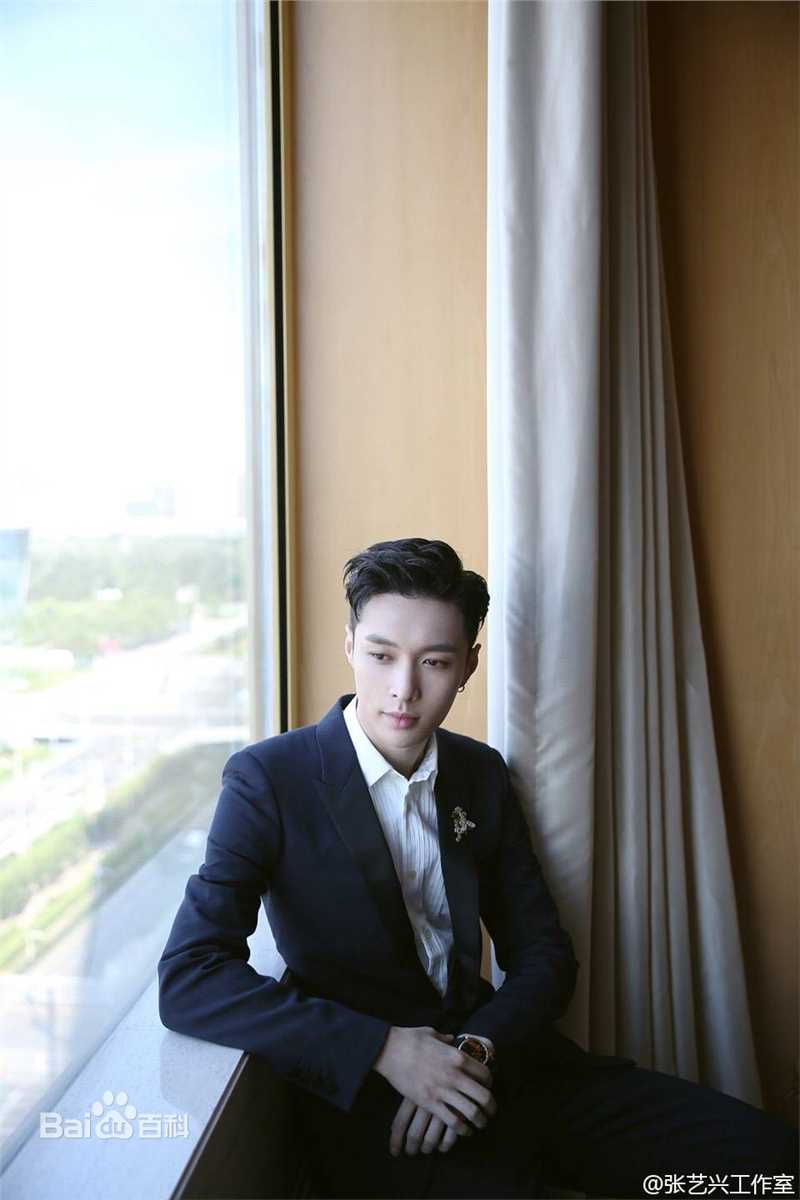 张艺兴(LAY，レイ)活动 时尚芭莎明星慈善夜性感图片图集