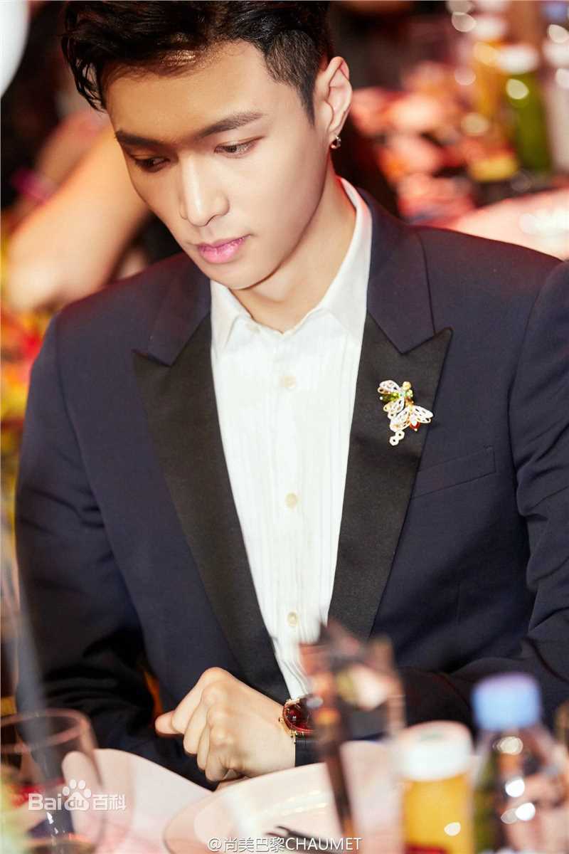 张艺兴(LAY，レイ)活动 时尚芭莎明星慈善夜性感图片图集