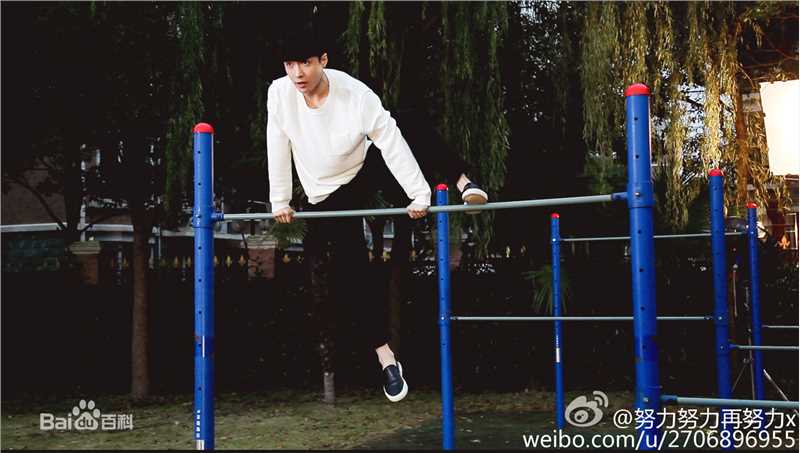 最新张艺兴(LAY，レイ)在作品《求婚大作战》严小赖中的壁纸