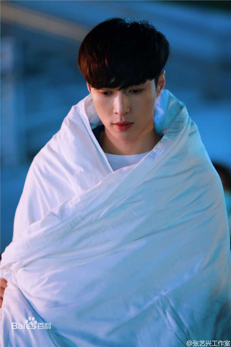 最新张艺兴(LAY，レイ)在作品《求婚大作战》严小赖中的壁纸