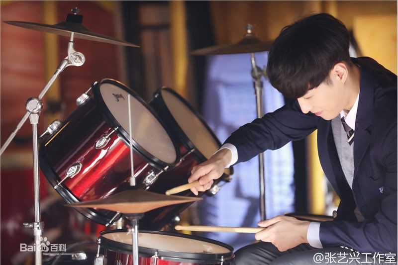 最新张艺兴(LAY，レイ)在作品《求婚大作战》严小赖中的壁纸