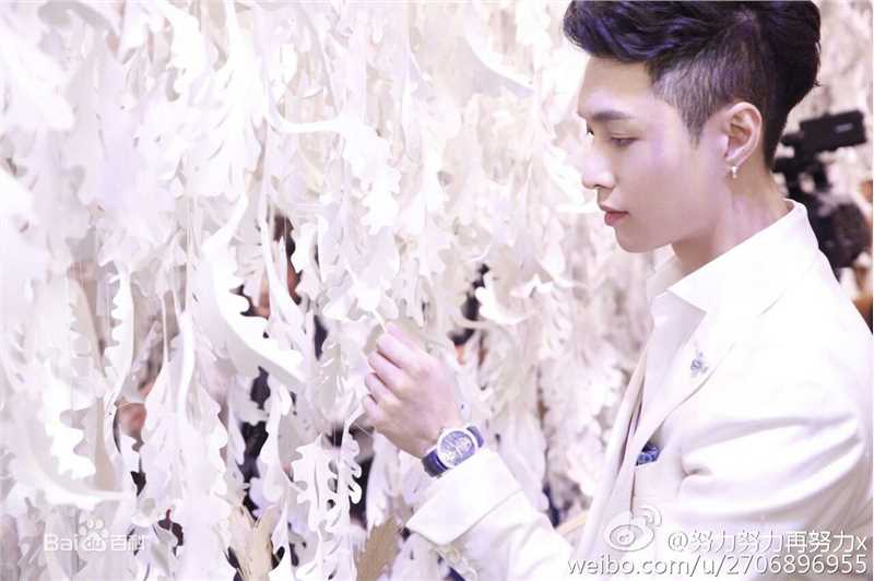 张艺兴(LAY，レイ)活动 尚巴黎美素颜照壁纸