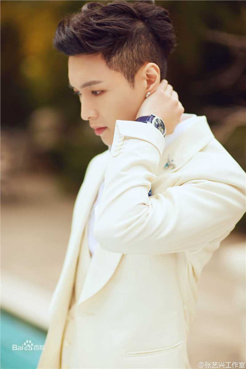 张艺兴(LAY，レイ)活动 尚巴黎美素颜照壁纸