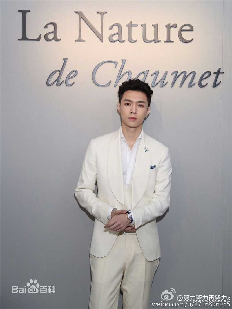 张艺兴(LAY，レイ)活动 尚巴黎美素颜照壁纸
