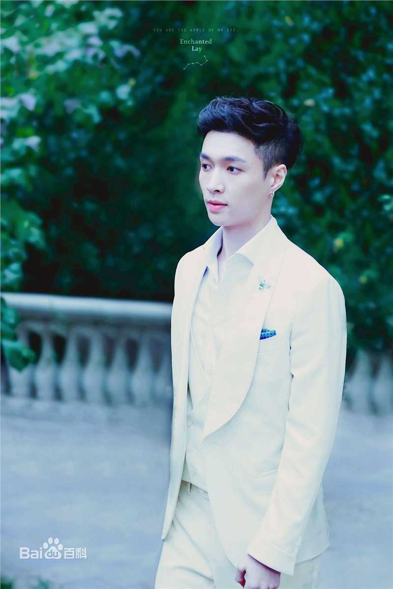 张艺兴(LAY，レイ)活动 尚巴黎美素颜照壁纸