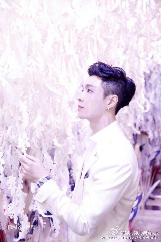 张艺兴(LAY，レイ)活动 尚巴黎美素颜照壁纸