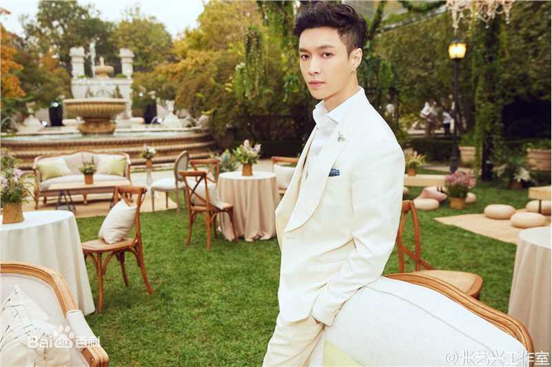 张艺兴(LAY，レイ)活动 尚巴黎美素颜照壁纸