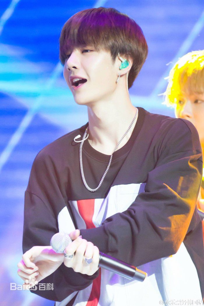 王一博(YiBo)演唱会及其他素颜照壁纸