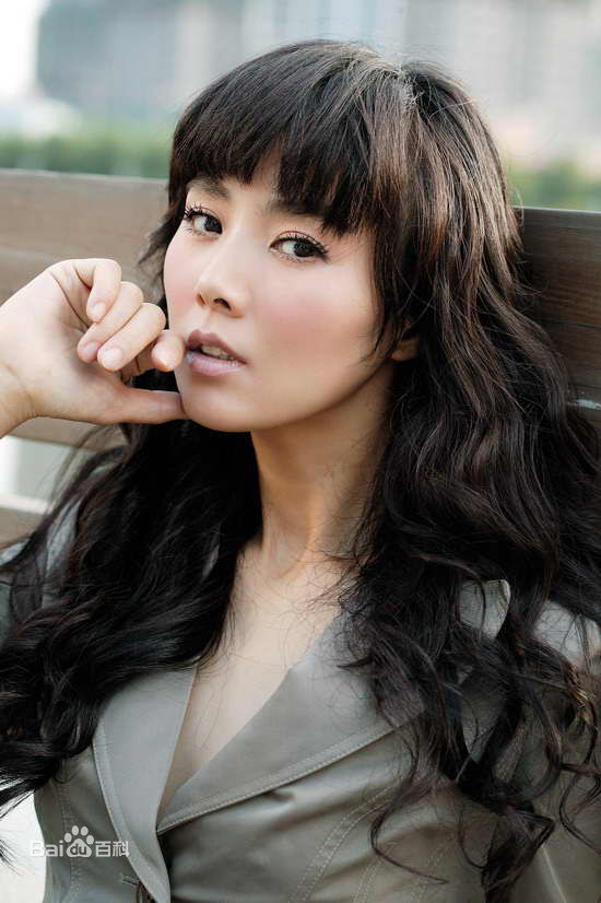 高清姜鸿波(BoBo)在姜宏波在《小胡同大尊严》中饰演家庭主妇中的图集