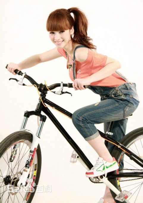 柳岩(Ada)纯色背景图片图册生活照