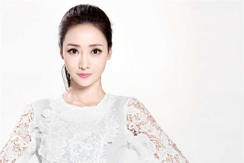 柳岩(Ada)纯色背景图片图册生活照