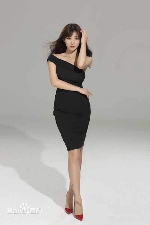 柳岩(Ada)纯色背景图片图册生活照