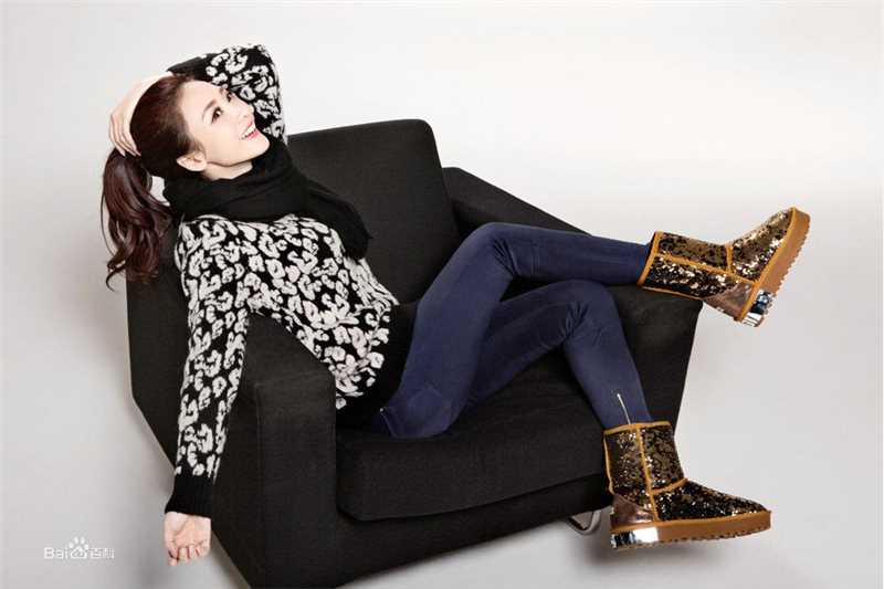 柳岩(Ada)纯色背景图片图册生活照