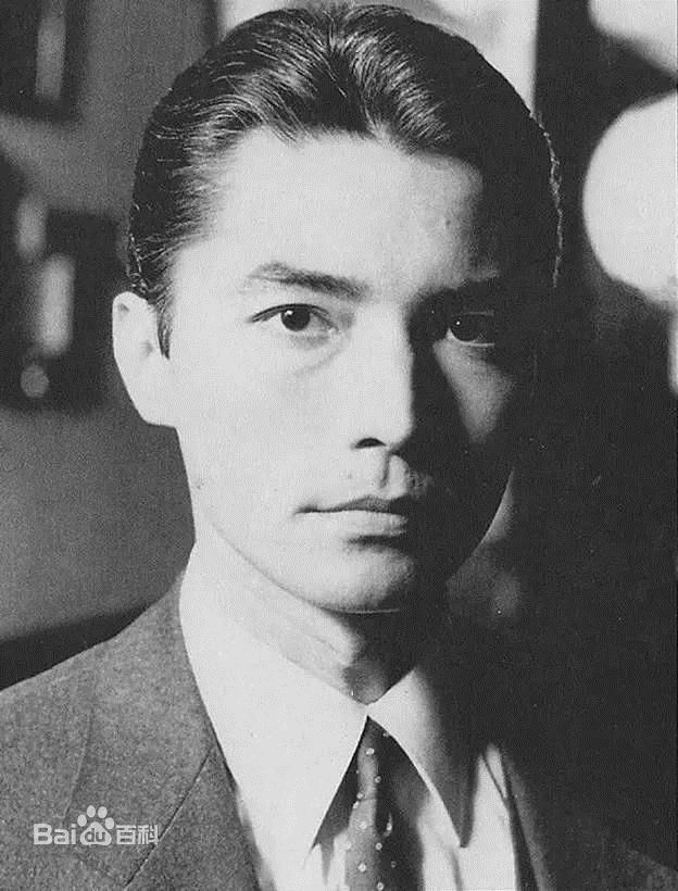 最新尊龙(John Lone)性感图片