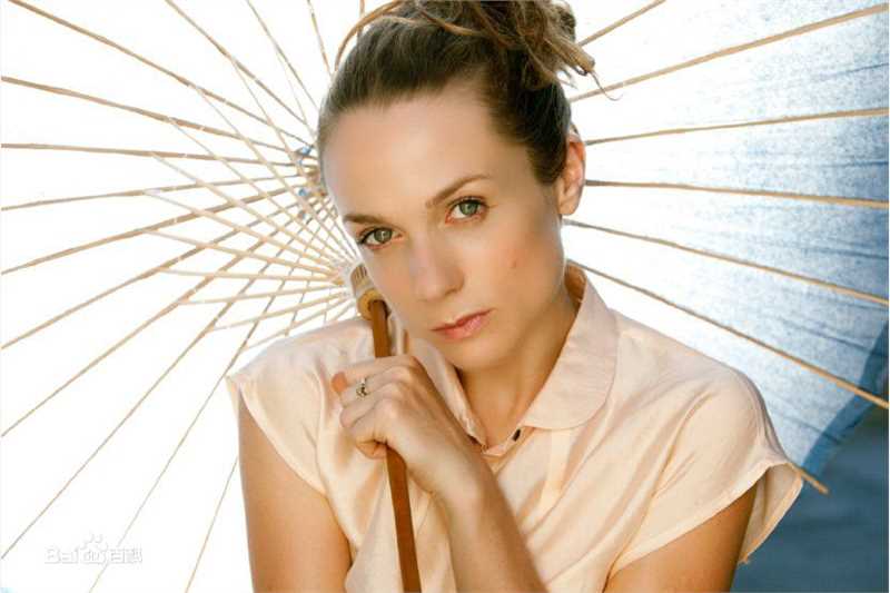 凯瑞·康顿(Kerry Condon)照片生活照