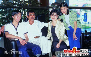 元华(Yuan Wah、yun4 wa4<i>（</i><i>粤语拼音）</i>)家庭照前后照片