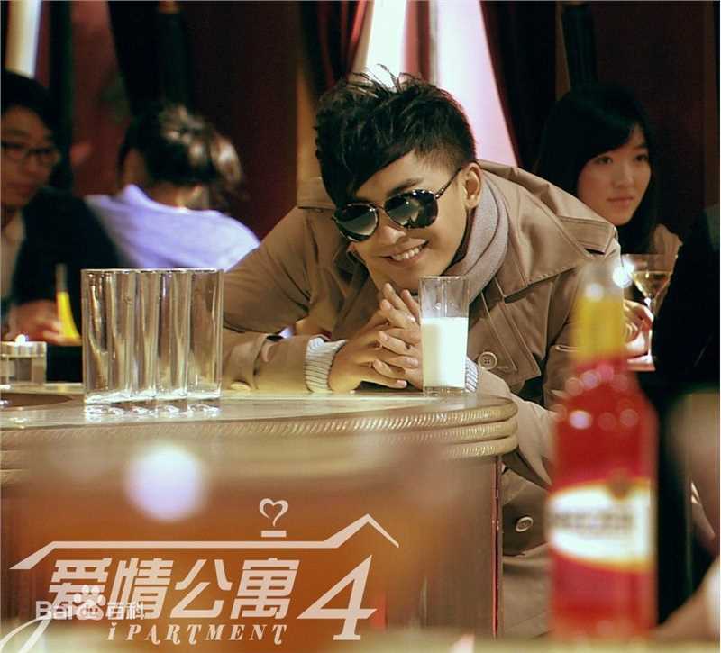 李佳航(Jean Lee)在《爱情公寓4》饰 张伟中的