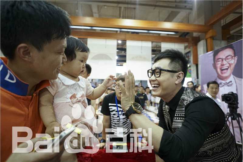 高清董成鹏(Da Peng)在《在难搞的日子笑出声来》全国签售中的图集