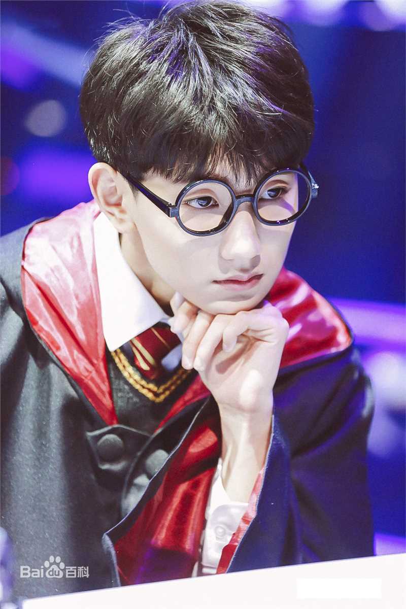 王源(Roy)主持节目壁纸壁纸