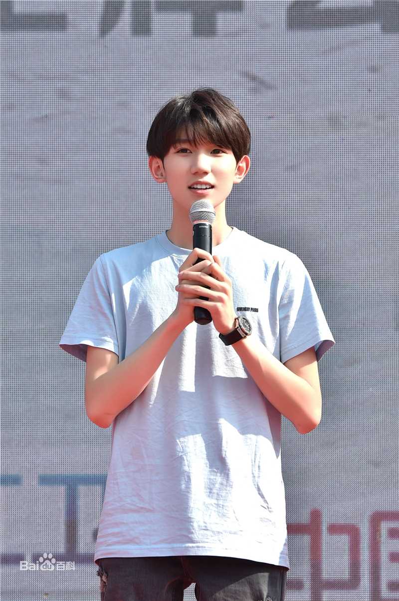 王源(Roy)社会活动生活照