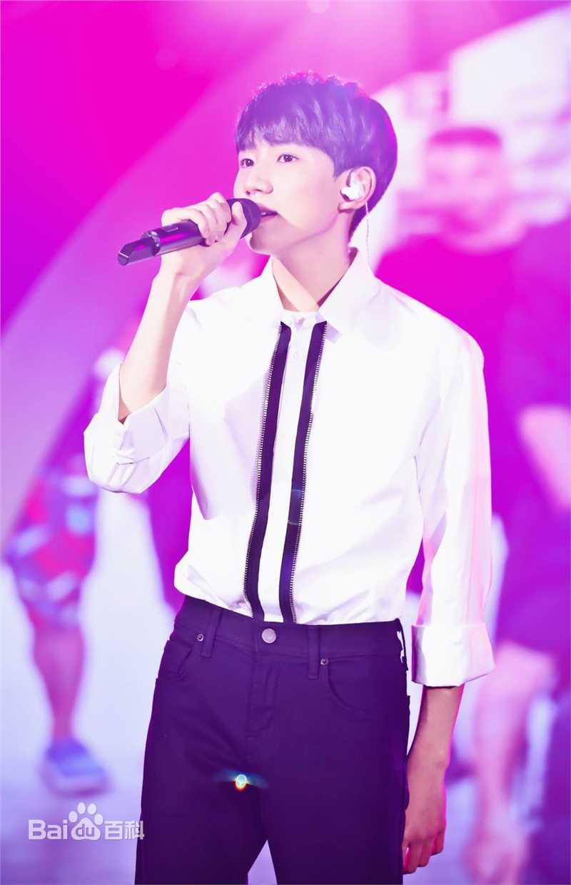 王源(Roy)社会活动生活照