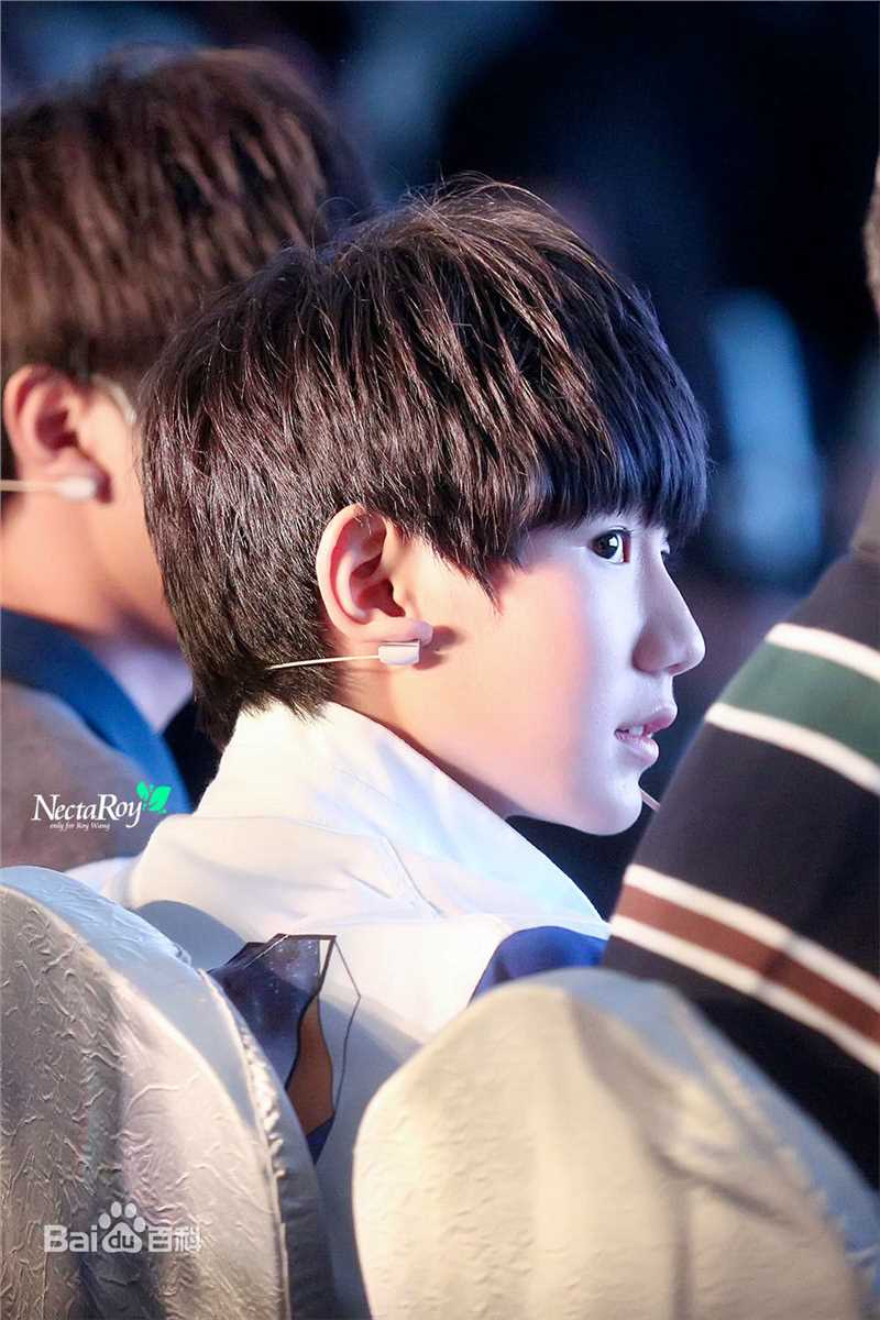 王源(Roy)社会活动生活照