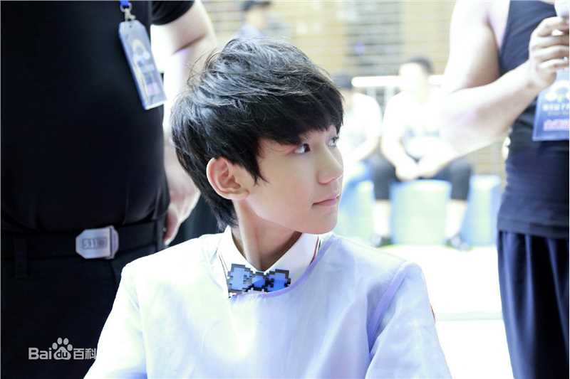 王源(Roy)社会活动生活照