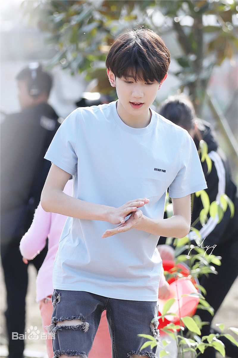 王源(Roy)社会活动生活照