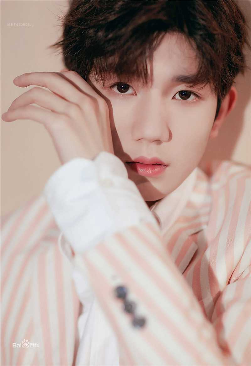 王源(Roy)社会活动生活照