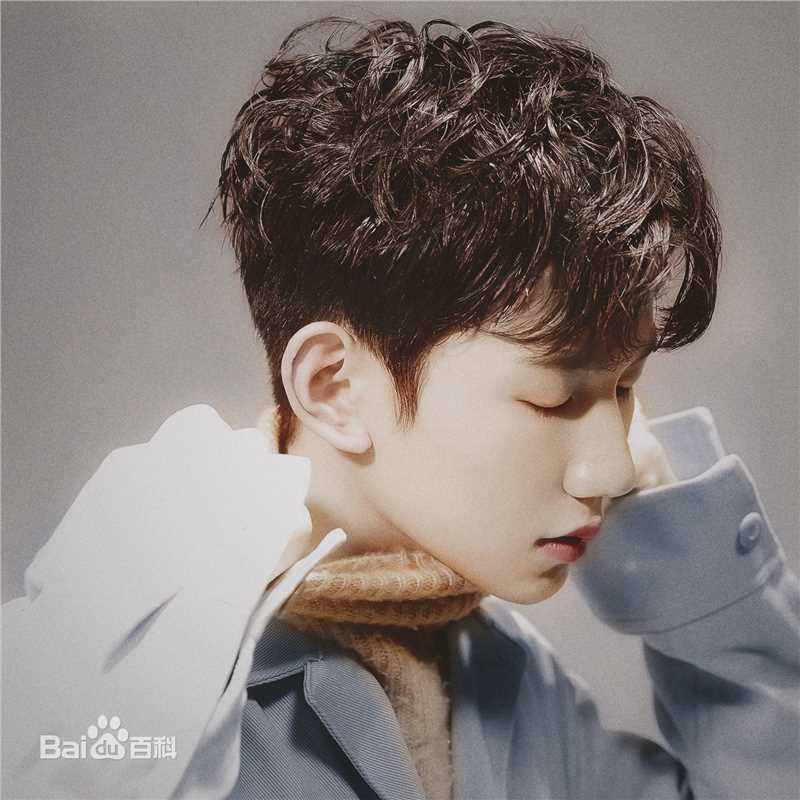 王源(Roy)完美精致侧颜前后照片