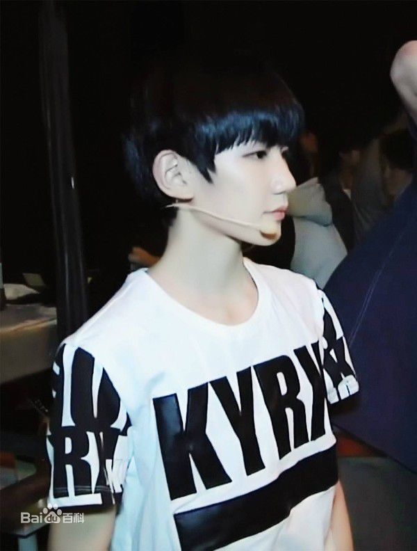 王源(Roy)完美精致侧颜前后照片